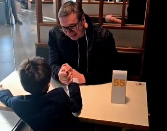 Vučić sa najmlađim sinom Vukanom u šetnji i igri