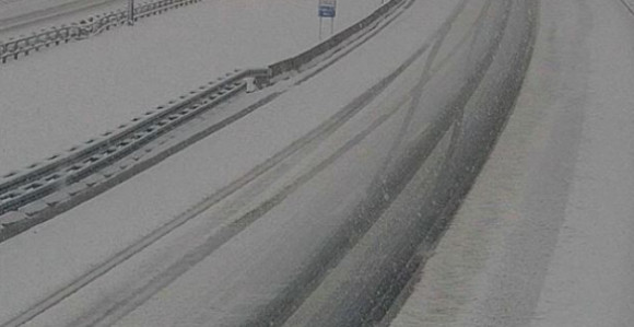 Snijeg zatrpao auto-put u Hrvatskoj, građani upozoreni