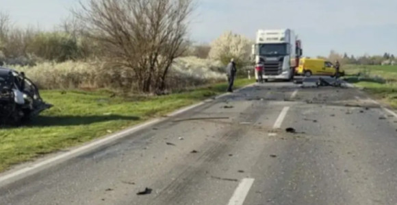 Stravična nesreća: Autom se zakucao u kamion, pa poginuo