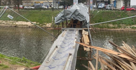 Izvučeno tijelo žene koja je pala sa skele mosta u Miljacku