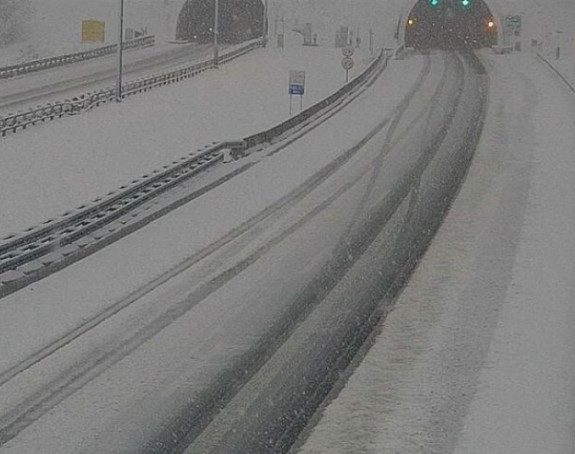 Snijeg zatrpao auto - put u Hrvatskoj, građani upozoreni