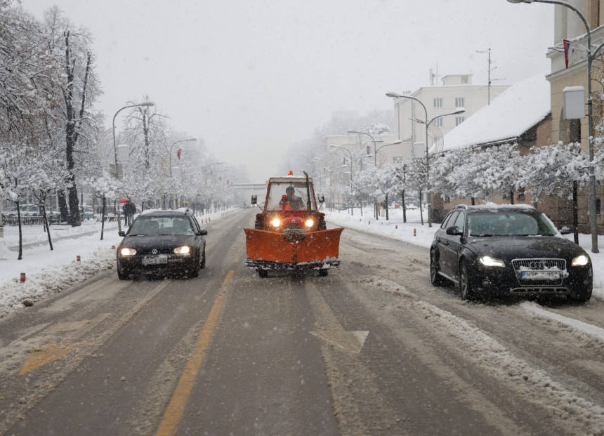 Otežan saobraćaj, snijeg pada u Banjaluci, Prijedoru...