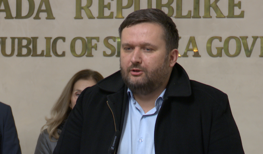 Минић великодушан 5% веће плате, синдикат разочаран