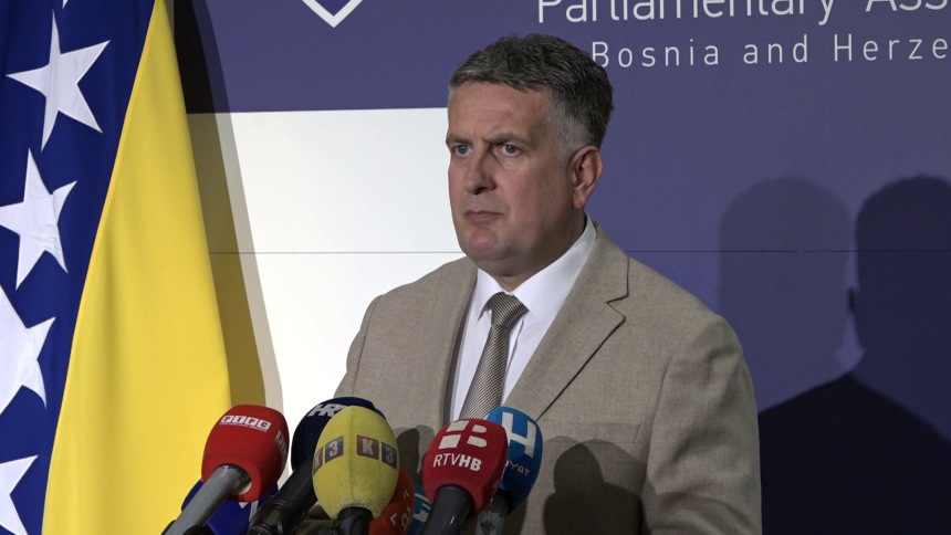 Na benzinske pumpe staviti fotografije Špirića i Dodika