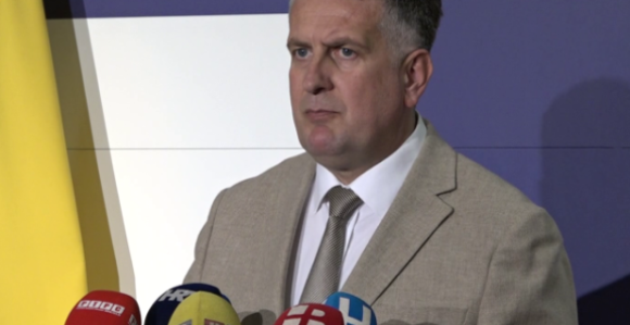 На бензинске пумпе ставити фотографије Шпирића и Додика