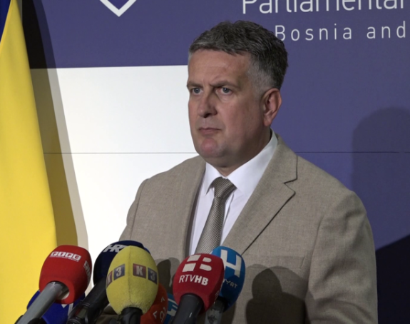 Na benzinske pumpe staviti fotografije Špirića i Dodika