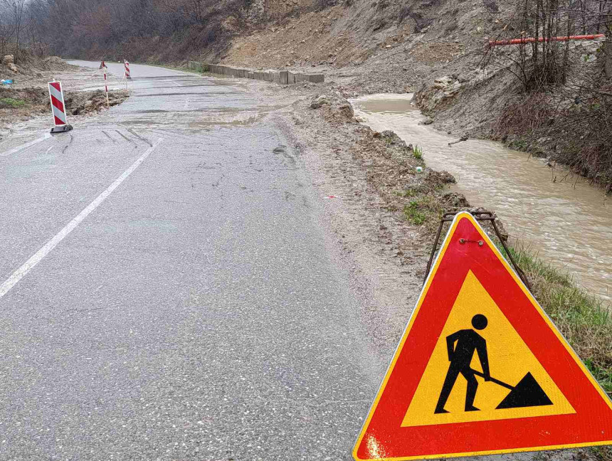 Lopare: Uklonjen odron u Tobutu, saobraćaj se odvija uz oprez