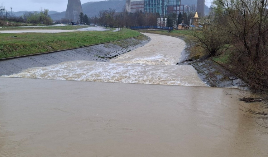 Ugljevik: Neprohodan lokalni put, izliva se voda