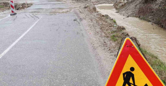 Lopare: Uklonjen odron u Tobutu, saobraćaj se odvija uz oprez