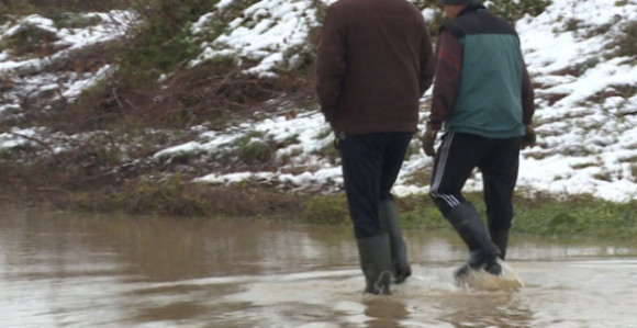Poplave u Prijedoru: Voda nosila auto i vozača (video)