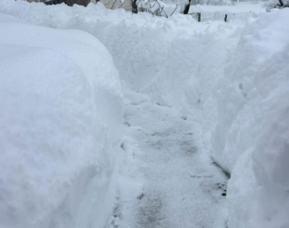 Snijeg ne prestaje u Kotor Varošu, sela zametena