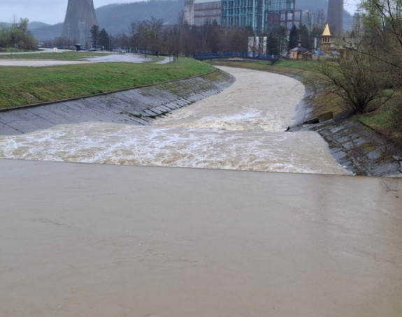 Ugljevik: Neprohodan lokalni put, izliva se voda