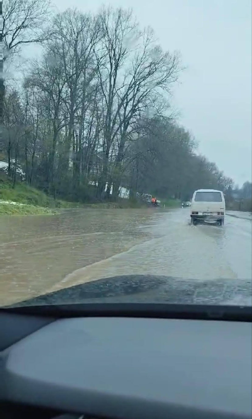 Bujične vode poplavile ulice na području Doboja (VIDEO)