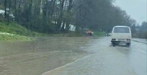 Bujične vode poplavile ulice na području Doboja (VIDEO)