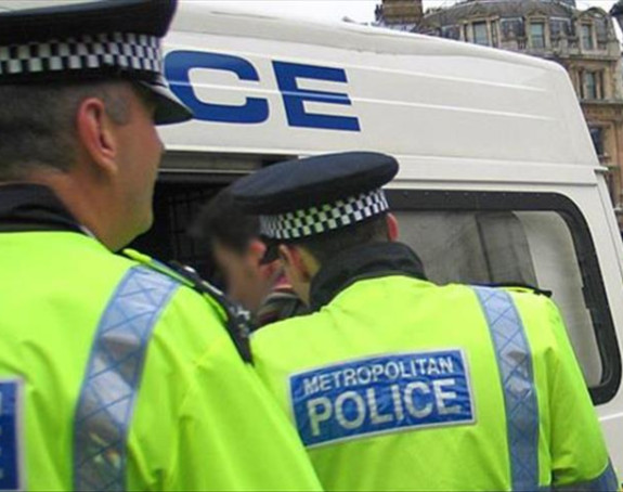 Automobil pokosio više pješaka u centru grada Derbija