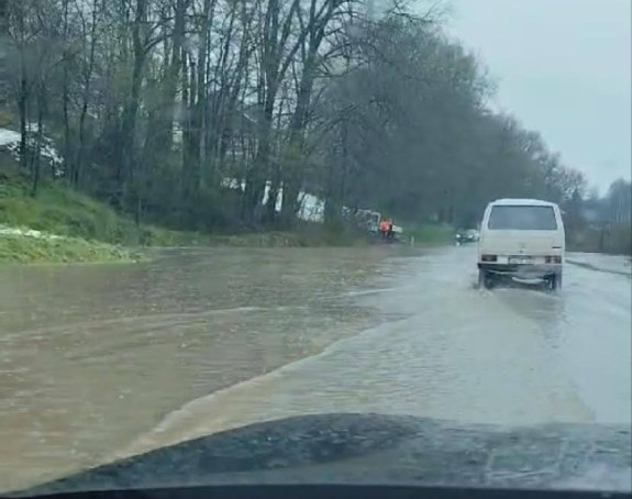 Bujične vode poplavile ulice na području Doboja (VIDEO)