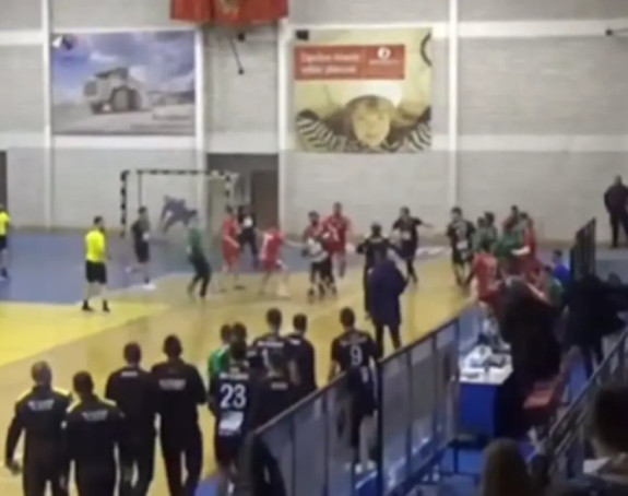 Pljevlja: Masovna tuča na parketu na utakmici (VIDEO)