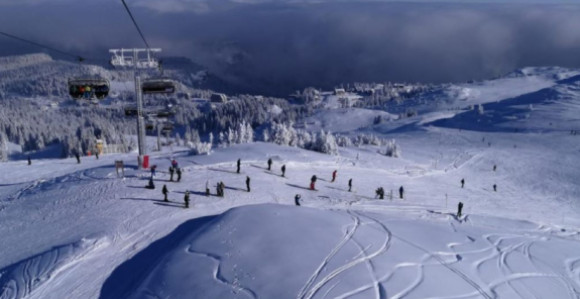 Oblačno vrijeme sa kišom i snijegom na planinama