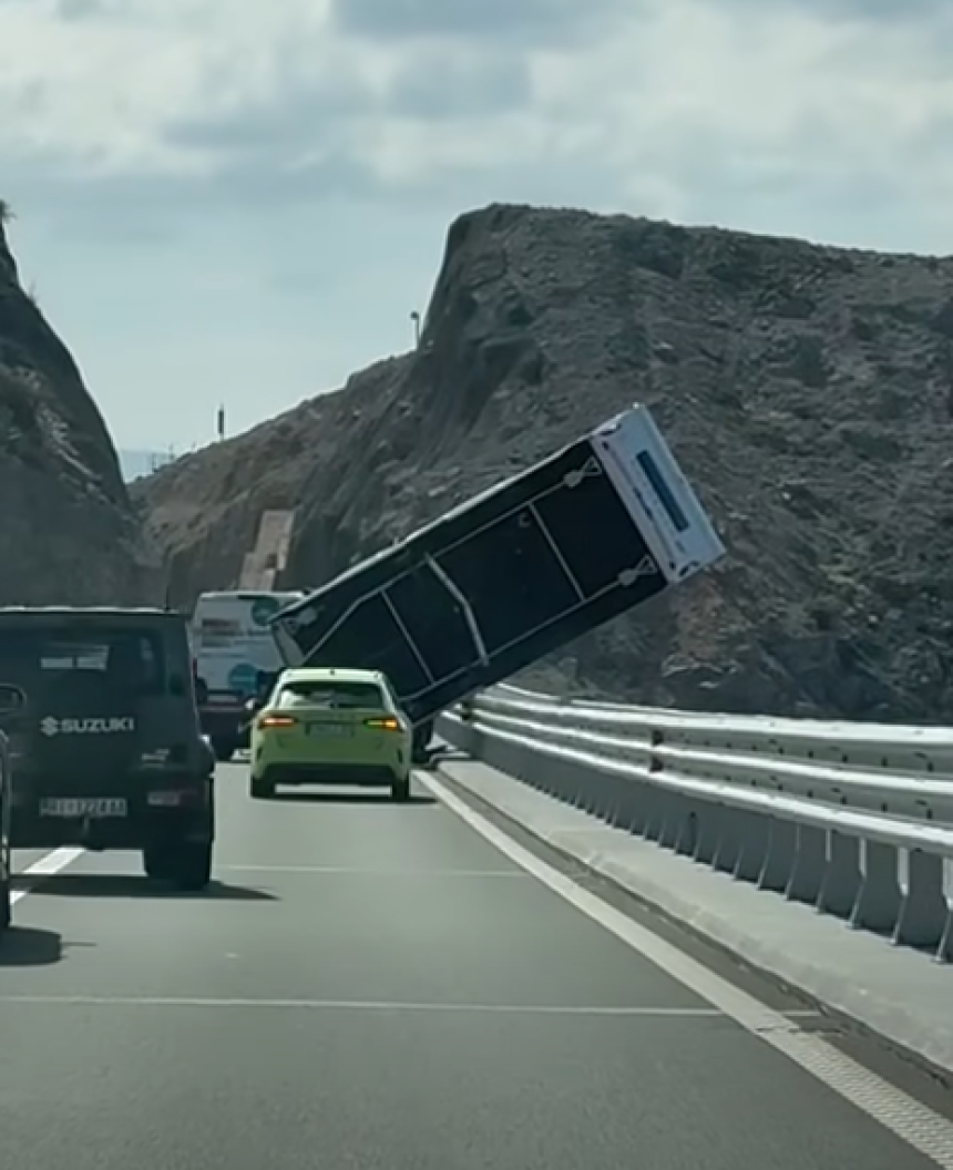 Вјетар преврнуо приколицу, обустава саобраћаја (ВИДЕО)