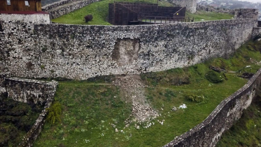 Doboj: Kritično stanje tvrđave, bedemi popuštaju (FOTO)