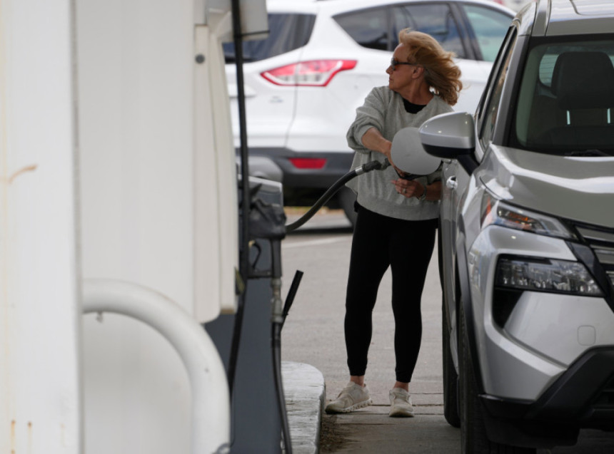 Стотине пумпи остало без горива због навале возача