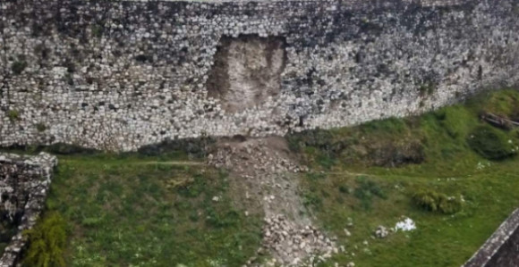 Добој: Критично стање тврђаве, бедеми попуштају (ФОТО)