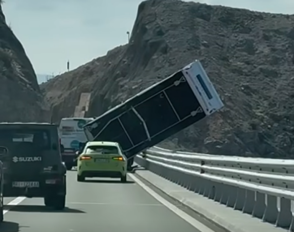 Vjetar prevrnuo prikolicu, obustava saobraćaja (VIDEO)