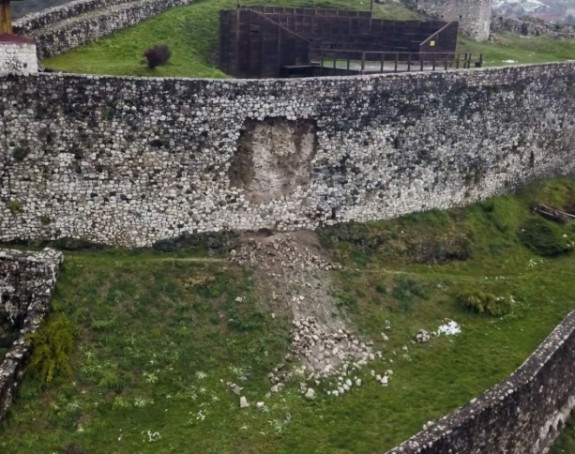 Doboj: Kritično stanje tvrđave, bedemi popuštaju (FOTO)