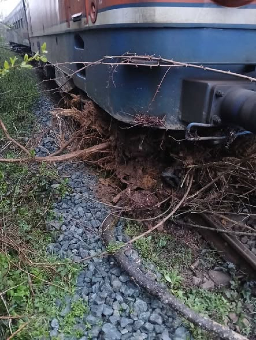 Путнички воз налетио на одрон, нема повријеђених