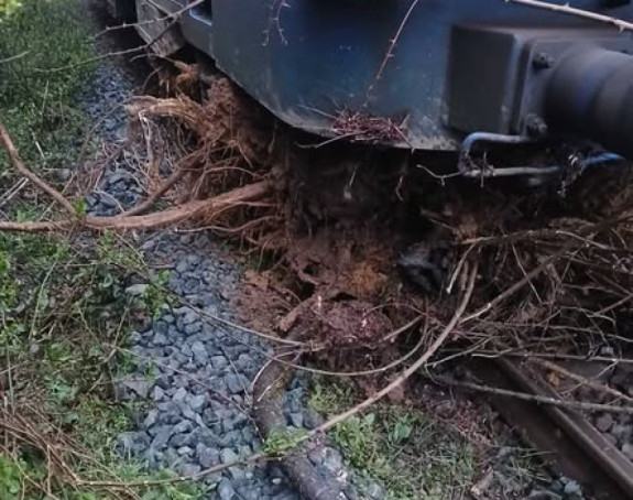 Putnički voz naletio na odron, nema povrijeđenih
