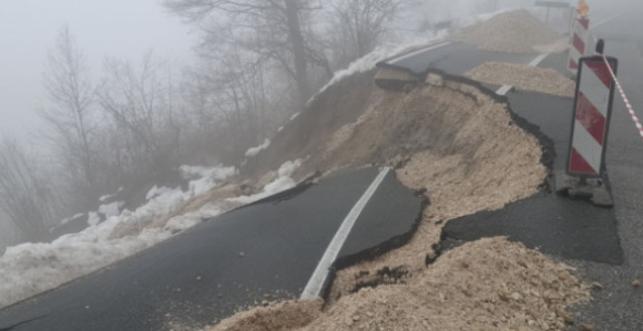 Odron obustavio saobraćaj na putu Bijeljina - Tuzla