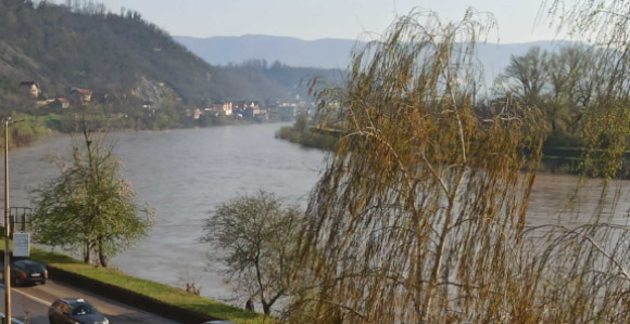 Расте водостај Дрине у Зворнику, затворен паркинг