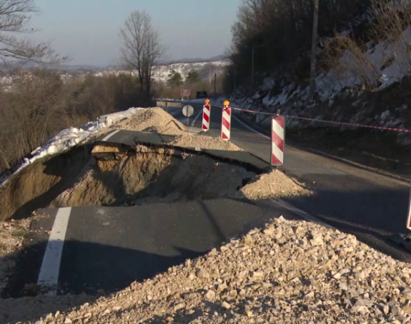 I dalje obustavljen saobraćaj na putu Bijeljina-Tuzla zbog odrona (FOTO/VIDEO)