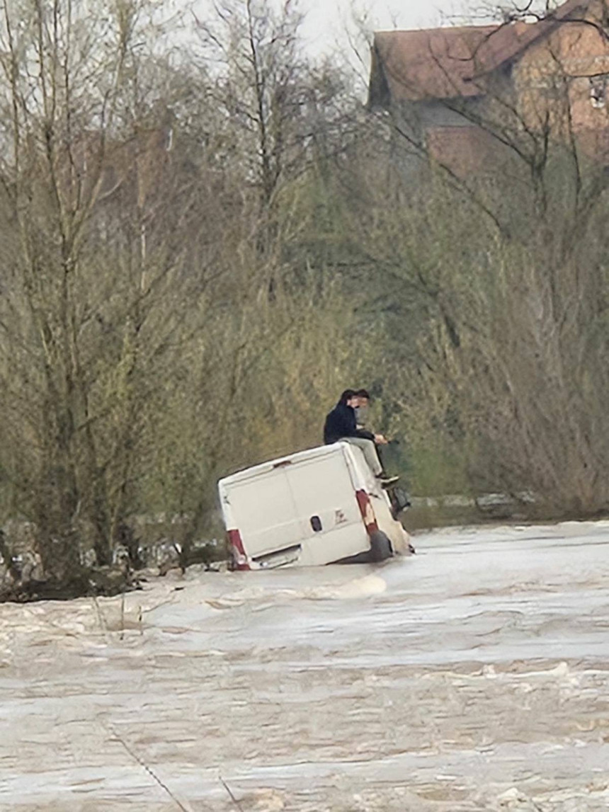 Нису жељели слушати упозорења, али спасени са комбија