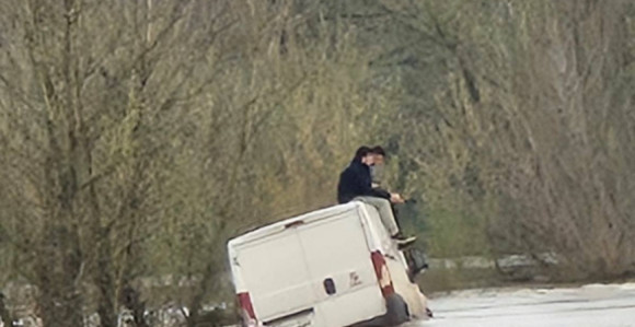 Nisu željeli slušati upozorenja, ali spaseni sa kombija