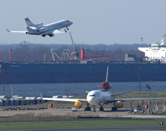Žena se porodila u avionu, dobila projedlog za ime bebe