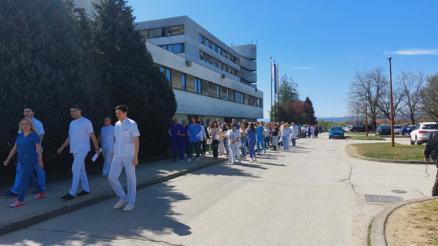 Protest medicinskih radnika u Prijedoru: "Hoćemo plate!"
