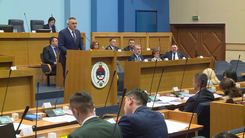 Премијер и министри повећали себи плате, а мањак у буџету