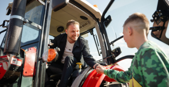 Станивуковић поклонио трактор породици у Рогатици