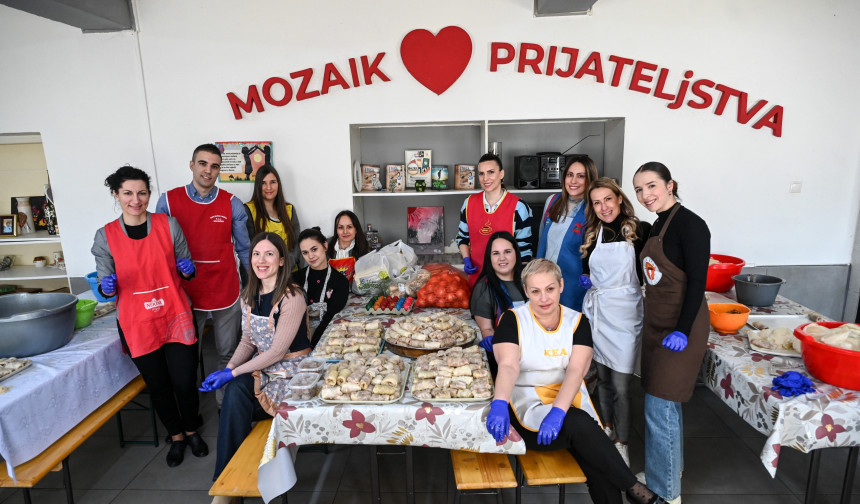 Запослени АТОС Банке припремали храну за кориснике ‘Мозаика пријатељства’“   