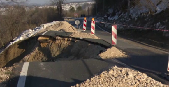 Због великог оштећења затворен пут Тузла-Бијељина