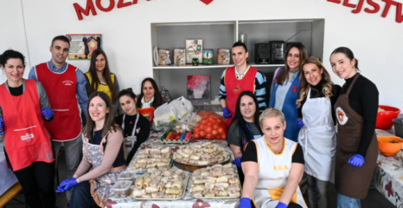 Запослени АТОС Банке припремали храну за кориснике ‘Мозаика пријатељства’“   