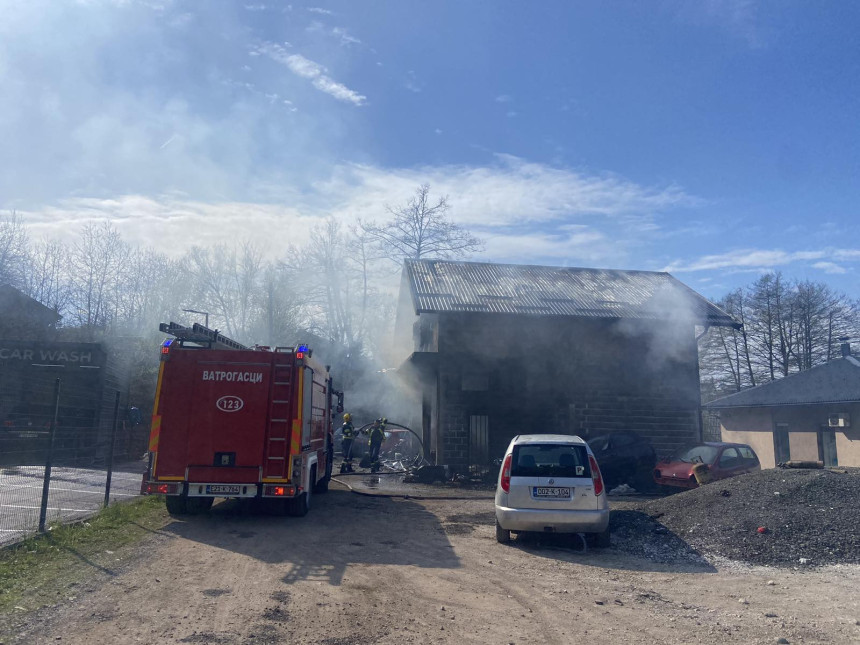 Izbio požar u radnji u Istočnom Novom Sarajevu (VIDEO)