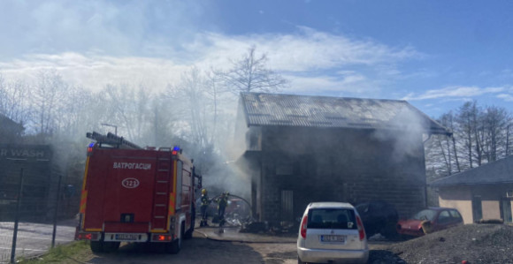 Избио пожар у радњи у Источном Новом Сарајеву (ВИДЕО)