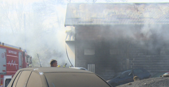 Lokalizovan požar, vatra se proširila na potkrovlje