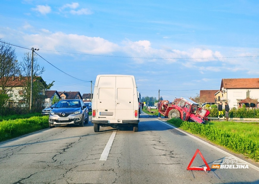 Повријеђен возач у удесу возила и трактора у Бијељини