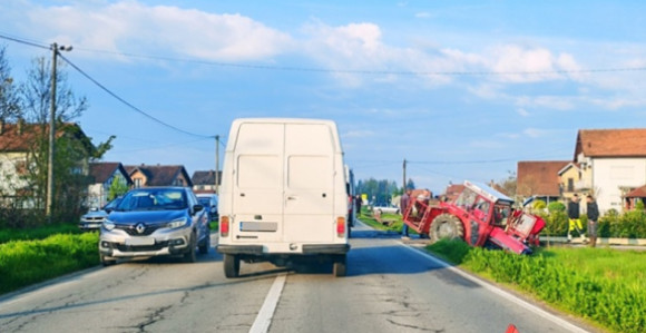 Повријеђен возач у удесу возила и трактора у Бијељини