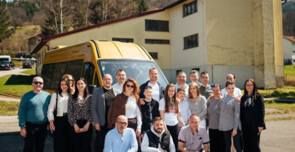 Станивуковић уручио комби Удружењу "Загрљај" из Источног Сарајева