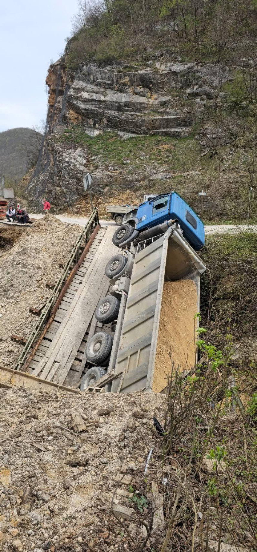 Урушио се мост Бањице у моменту преласка камиона