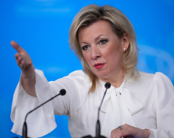 Drama na pomolu: Zašto je Zaharova optužila Klintonovu?